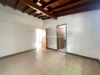 Casa de 5 alcobas en arriendo en Los Colores, Medellín, 500 m² · foto 19 de 20