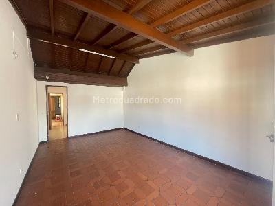 Casa de 5 alcobas en arriendo en Los Colores, Medellín, 500 m² · foto 2 de 20
