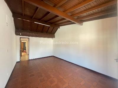 Casa de 5 alcobas en arriendo en Los Colores, Medellín, 500 m² · foto 6 de 20