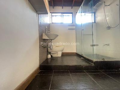 Casa de 5 alcobas en arriendo en Los Colores, Medellín, 500 m² · foto 7 de 20