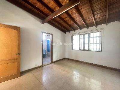 Casa de 5 alcobas en arriendo en Los Colores, Medellín, 500 m² · foto 9 de 20