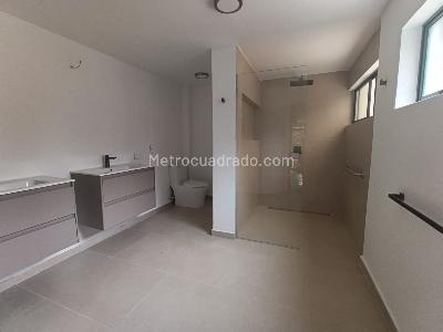 Casa de 5 alcobas en arriendo en Villa Grande, Envigado, 300 m² · foto 14 de 20