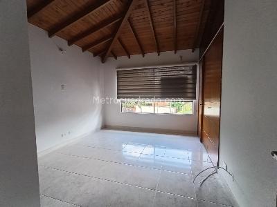 Casa de 3 alcobas en arriendo en Loma El Atravesado, Envigado, 212 m² · foto 13 de 20