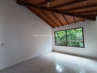 Casa de 3 alcobas en arriendo en Loma El Atravesado, Envigado, 212 m² · foto 17 de 20