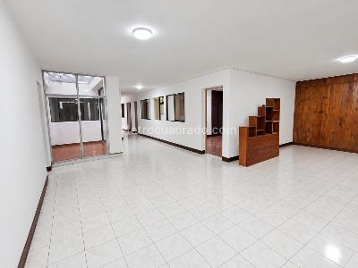 Casa de 4 alcobas en arriendo en La Floresta, Medellín, 200 m² · foto 3 de 16