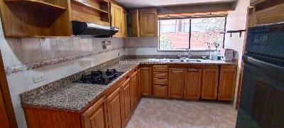 Apartamento de 3 alcobas en venta en Los Rosales, Bogotá, 200 m² · foto 6 de 17
