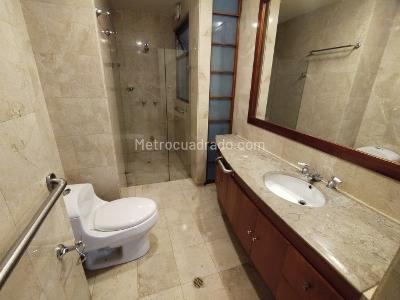 Apartamento de 3 alcobas en venta en Los Rosales, Bogotá, 250 m² · foto 14 de 20