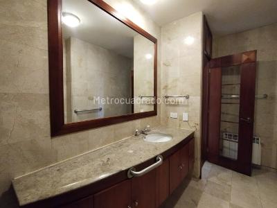 Apartamento de 3 alcobas en venta en Los Rosales, Bogotá, 250 m² · foto 15 de 20