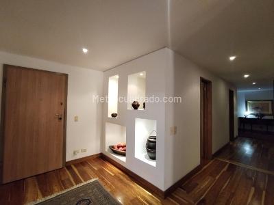 Apartamento de 2 alcobas en venta en Los Rosales, Bogotá, 197 m² · foto 2 de 18