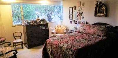 Apartamento de 3 alcobas en venta en Los Rosales, Bogotá, 235 m² · foto 2 de 8