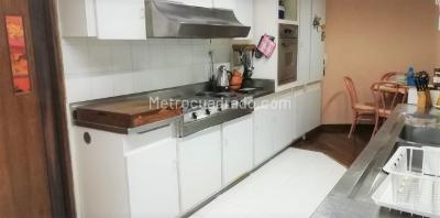 Apartamento de 3 alcobas en venta en Los Rosales, Bogotá, 235 m² · foto 4 de 8