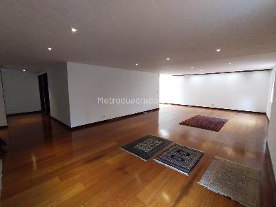 Apartamento de 2 alcobas en venta en Santa Barbara Occidental, Bogotá, 125 m² · foto 2 de 13