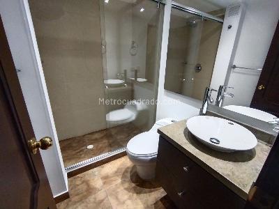 Apartamento de 2 alcobas en venta en Santa Barbara Occidental, Bogotá, 125 m² · foto 6 de 13