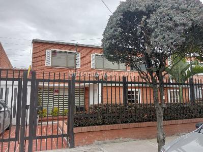 Casa de 3 alcobas en venta en Niza, Bogotá, 365 m² · foto 2 de 20