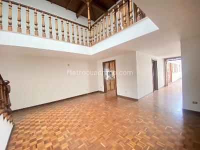 Casa de 5 alcobas en venta en Cedritos Nueva Autopista, Bogotá, 472 m² · foto 3 de 10