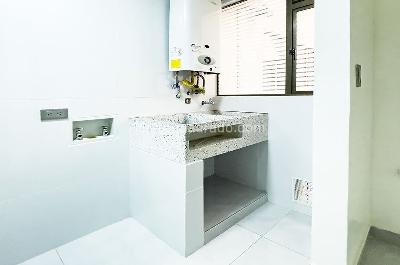 Apartamento en venta en Santa Barbara Central, Bogotá · foto 4 de 8