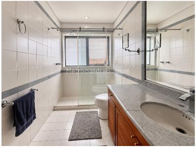 Apartamento de 2 alcobas en arriendo en Chico Navarra, Bogotá, 90 m² · foto 9 de 11