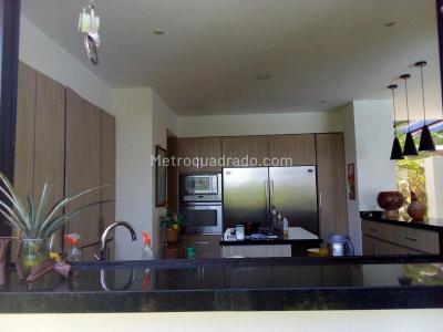 Casa de 5 alcobas en venta en Girardot, Girardot, 674 m² · foto 10 de 20