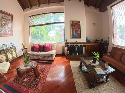 Casa de 3 alcobas en venta en Santa Barbara Central, Bogotá, 370 m² · foto 2 de 20