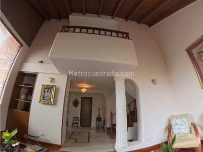 Casa de 3 alcobas en venta en Santa Barbara Central, Bogotá, 370 m² · foto 3 de 20