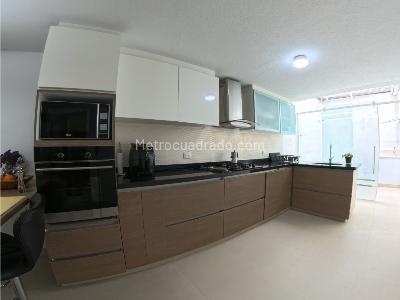 Casa de 3 alcobas en venta en Santa Barbara Central, Bogotá, 370 m² · foto 9 de 20