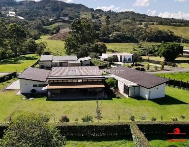 Casa de 4 alcobas en venta en Corredor San Antonio La Ceja, Rionegro, 487 m² · foto 2 de 19