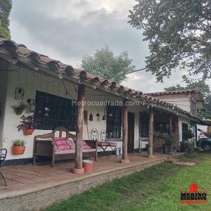 Casa de 5 alcobas en venta en Santa Elena Vereda Mazo, Medellín, 280 m² · foto 2 de 20
