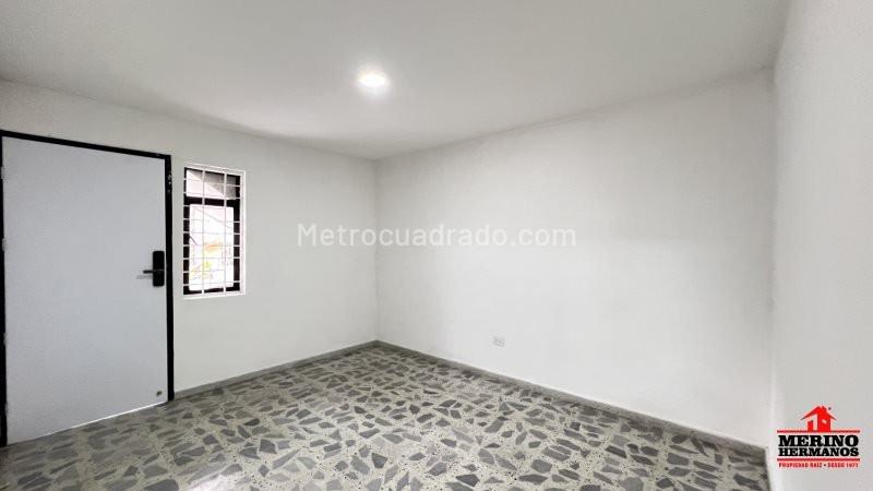 Casa para Alquiler de 3 Alcobas en Simón Bolívar cerca a la 35 - 8