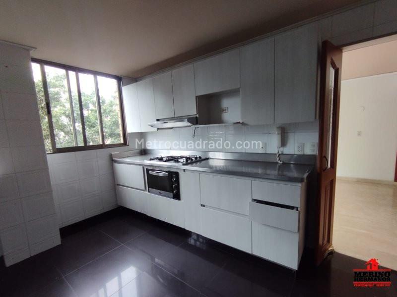 Apartamento Amplio de 2 Alcobas en El Poblado con Amenidades