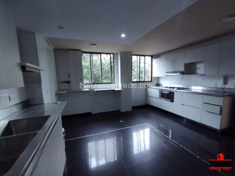 Spacious 2BR Apartment in Poblado with Amenities - 3