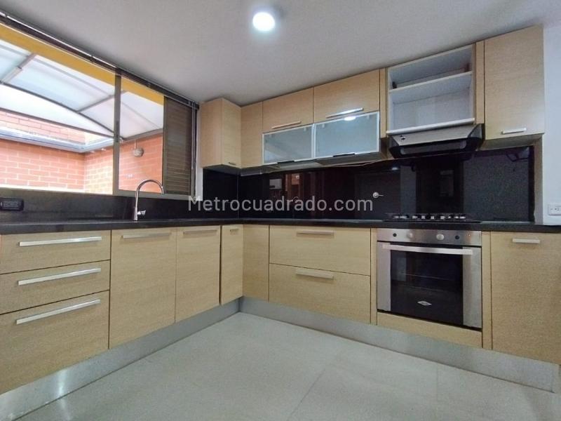 Modern 3BR Country-Style House in Toledo, La Estrella