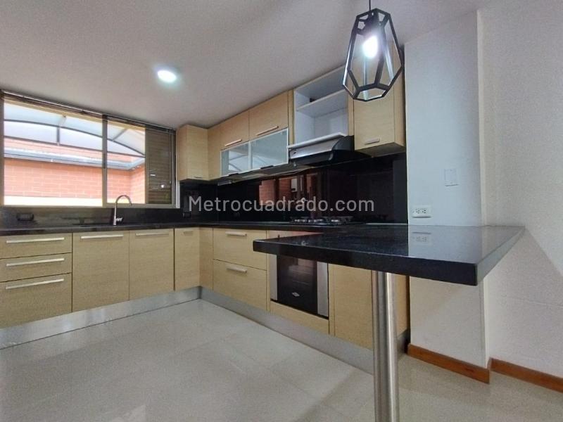 Modern 3BR Country-Style House in Toledo, La Estrella - 2