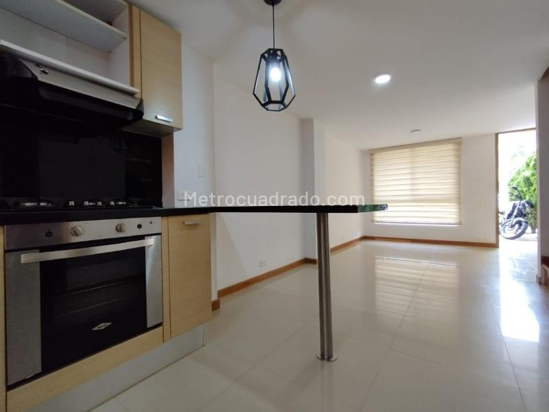 Modern 3BR Country-Style House in Toledo, La Estrella - 4