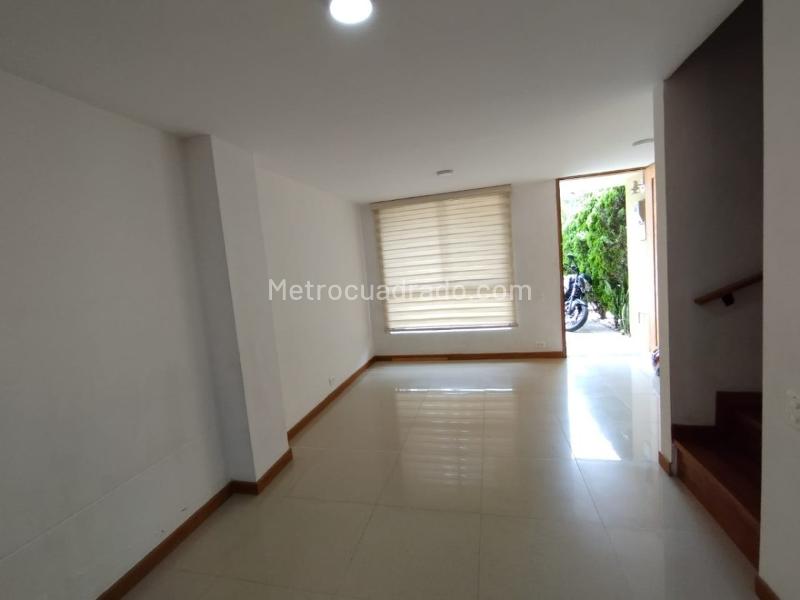 Modern 3BR Country-Style House in Toledo, La Estrella - 7