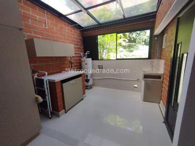 Casa de 5 alcobas en arriendo en El Tesoro, Medellín, 380 m² · foto 9 de 20