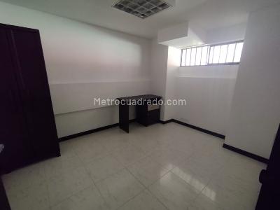 Casa de 5 alcobas en arriendo en El Tesoro, Medellín, 380 m² · foto 12 de 20