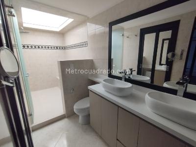 Casa de 5 alcobas en arriendo en El Tesoro, Medellín, 380 m² · foto 19 de 20