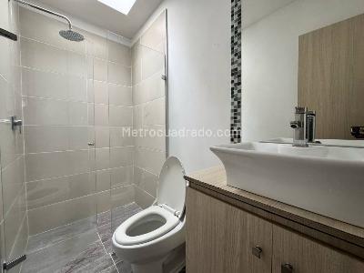 Casa de 5 alcobas en venta en El Tesoro, Medellín, 220 m² · foto 13 de 19