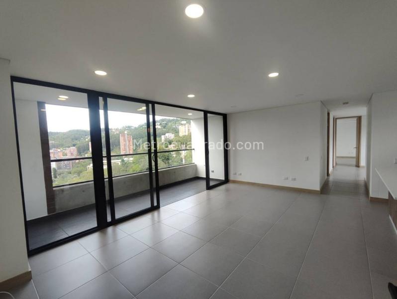 Stylish 3BR Apartment with 5 Baths in El Tesoro - 4