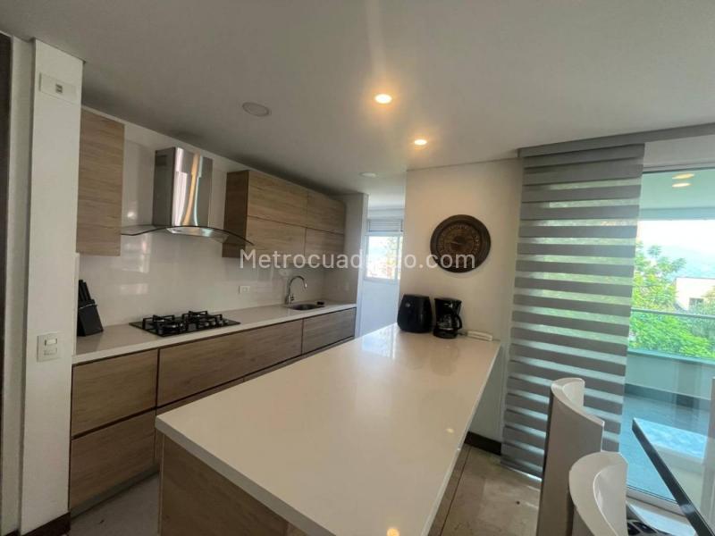 Apartamento Amoblado de 3 Alcobas con Baños Privados en Loma de los Parra