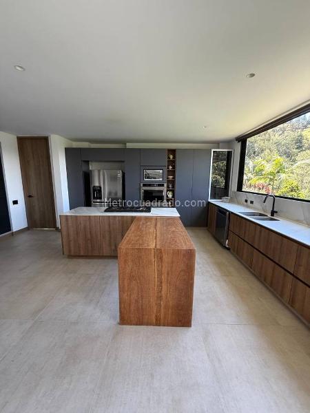 4BR House in Reservas Del Retiro (10 m²) - 4