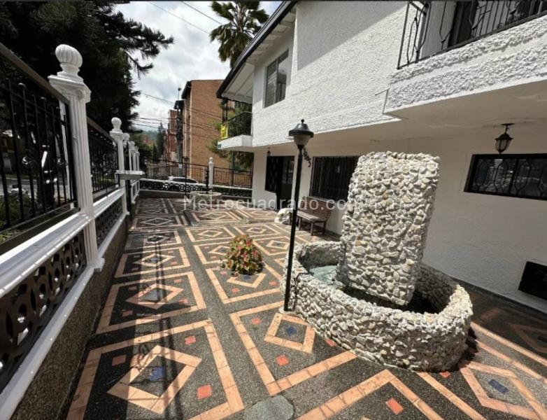 Versatile 5BR Commercial House in Los Colores - 5