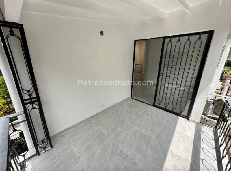 Versatile 5BR Commercial House in Los Colores - 8