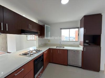 Apartamento de 3 alcobas en arriendo en El Poblado, Medellín, 140 m² · foto 3 de 19