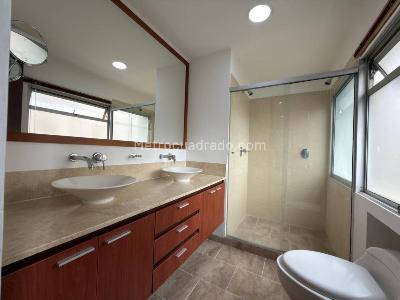 Apartamento de 3 alcobas en arriendo en El Poblado, Medellín, 140 m² · foto 11 de 19