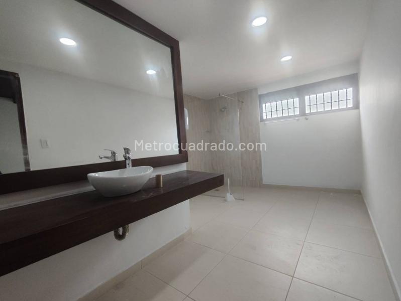 Casa de 5 Alcobas para Oficina en Aguacatala, Medellín - 3