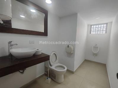 Casa de 5 alcobas en arriendo en La Aguacatala, Medellín, 440 m² · foto 7 de 20