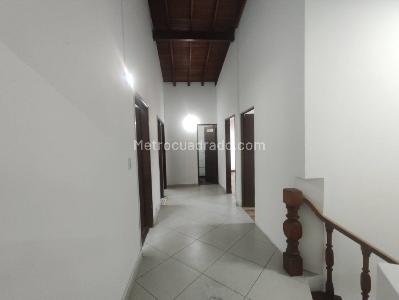 Casa de 5 alcobas en arriendo en La Aguacatala, Medellín, 440 m² · foto 11 de 20