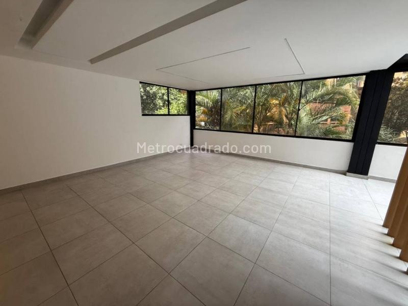 Spacious 5BR Apartment in Poblado Vizcaya - 3