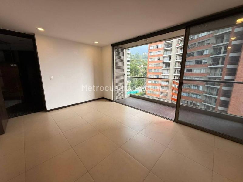Apartamento de 3 Alcobas con Balcón en Altos del Poblado - 2